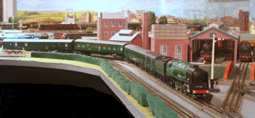 Wrenn Bulleid Pacific with Trix coaches